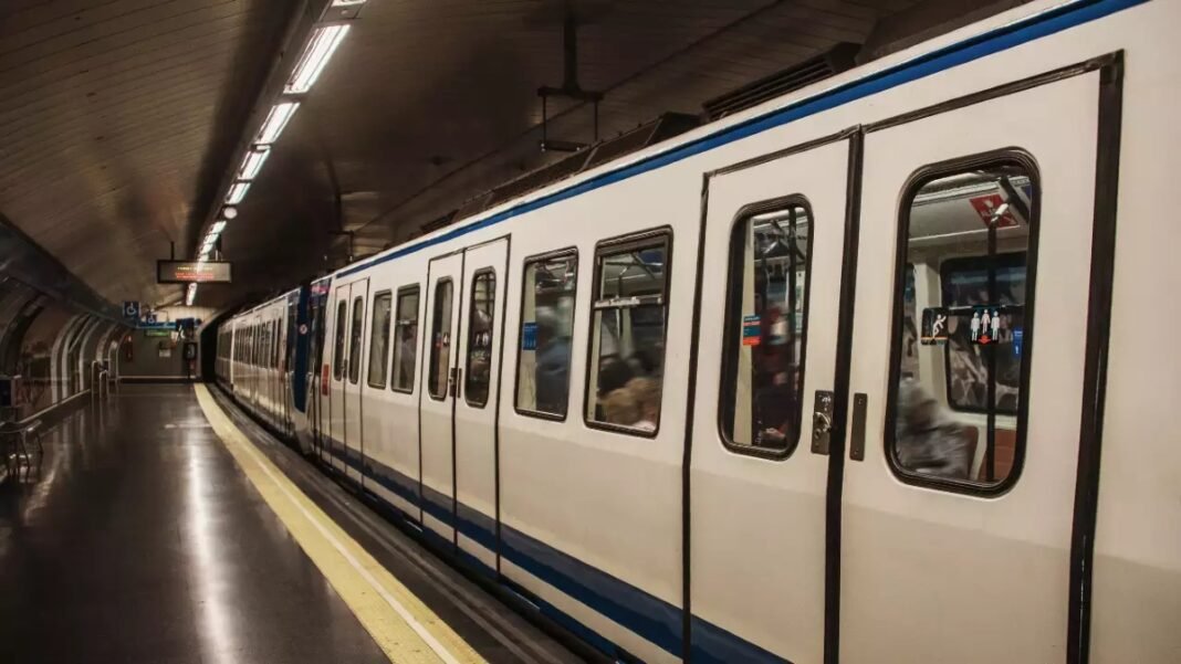 Howrah Station Gets Direct Metro Link via Subway L-shaped subway, Howrah railway station, East-West Metro station, commuter convenience, Kolkata Metro Rail Corporation (KMRC), Afcons, accessibility, top-down construction, infrastructure project