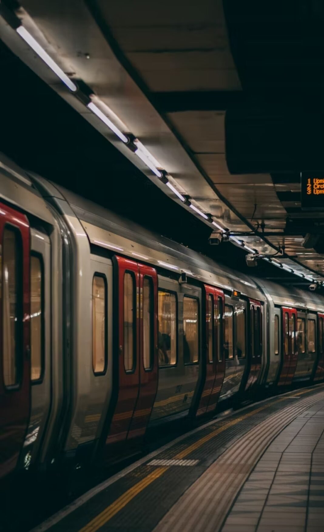 Mumbai Metro 3, Phase 1, Aqua Line, MMRCL, Aarey, BKC, connectivity, sustainability, construction, Green Building Practices, energy efficiency, solar panels, environmental sustainability, economic growth.