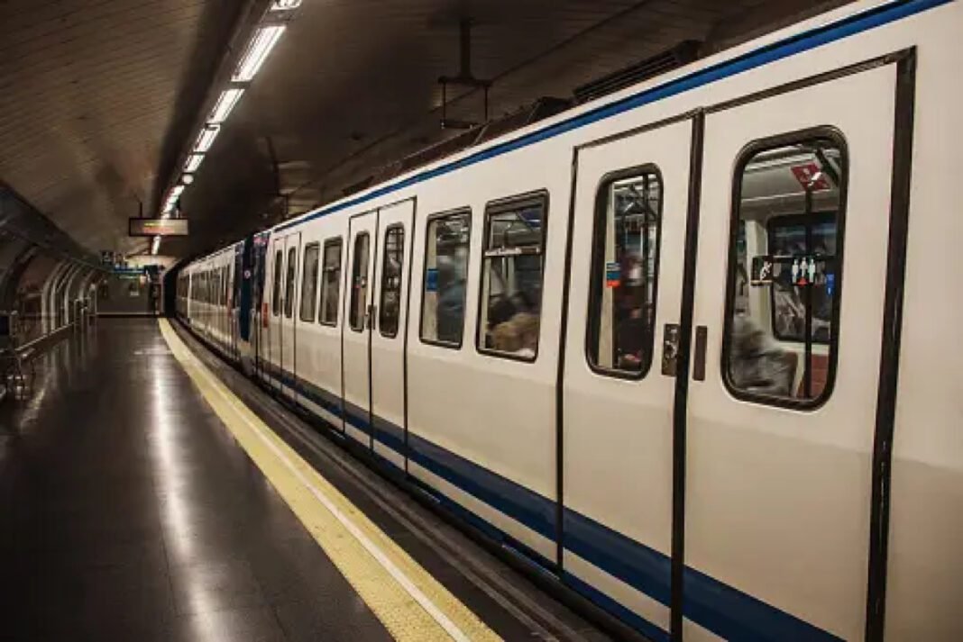 Kolkata Metro's ₹1,330 Crore Yellow Line Extension to Birati Kolkata Metro, Line-4 Extension, RCC Box-Pushing Method, E&M Systems, Tunnel Ventilation, 750 V DC Third Rail, Urban Mobility, Traffic Congestion, Airport Clearance, Connectivity, Yellow Line Extension