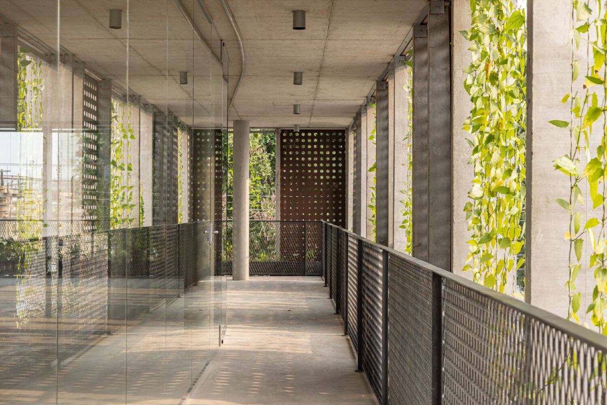 VIPE 201, Vipe Arquitetura, minimalist design, Manaus, concrete pillars, prestressed slabs, precast concrete, corten steel, brise-soleil, vertical gardens, urban heat island effect, structural efficiency, environmental performance, architectural statement.