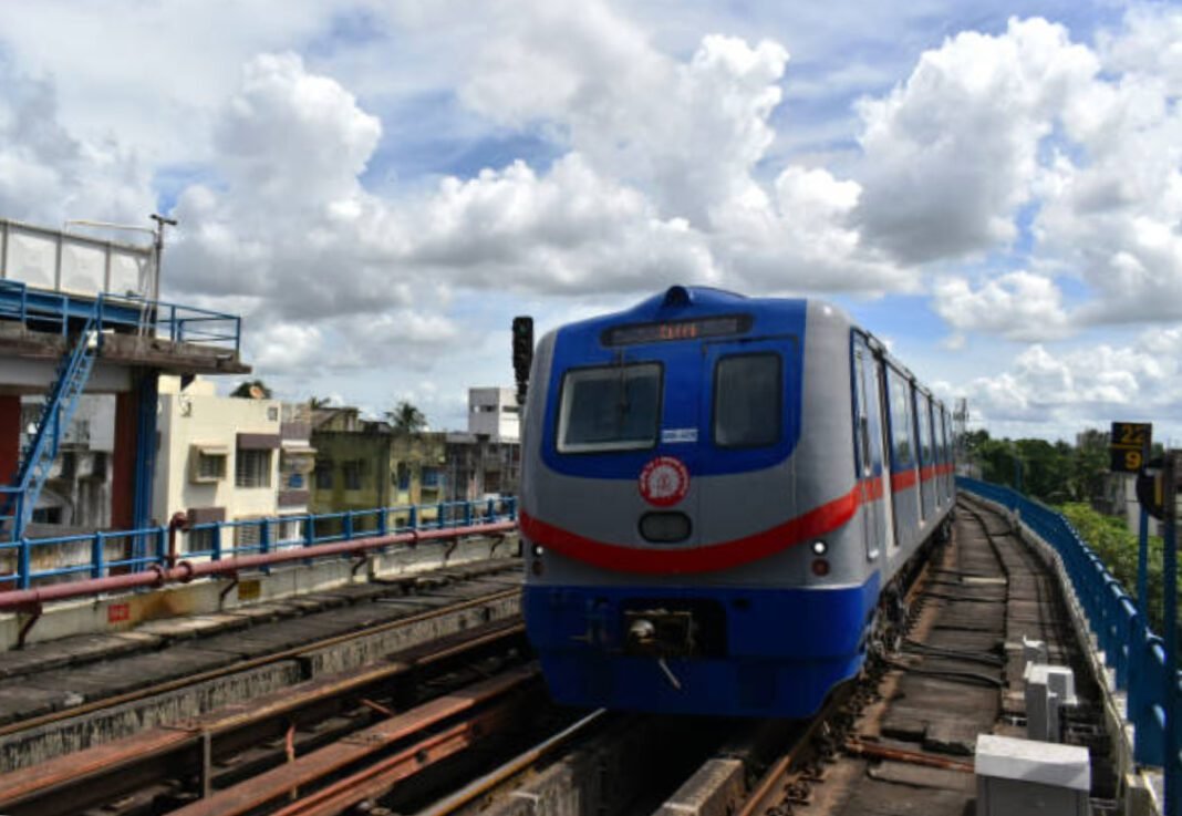 A metro train enter in to a station in Kolkata. Nagpur Metro Phase 2, Kamptee corridor, Nagpur Metro expansion, Metro construction progress, Nagpur Metro stations, Phase 2 development, Mihan-Butibori, Hingna corridor, Asian Development Bank, European Investment Bank