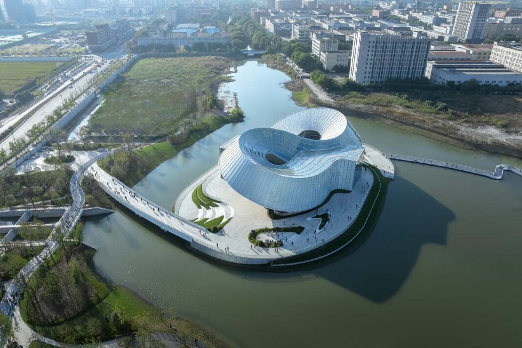 default Yohoo Museum, Hangzhou architecture, Aedas design, jade-inspired building, steel architecture China, cultural landmarks Hangzhou, modern museum design, double-ring structure, emerald glass facade, Chinese heritage architecture, light well architecture, jade glass design, architectural innovation, steel frame museum, scenic museum China