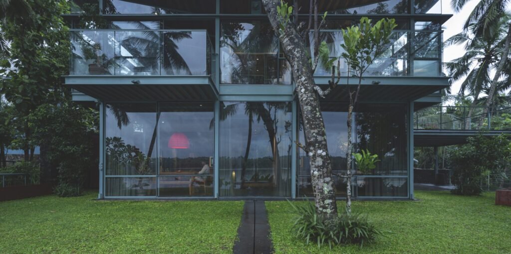 Reflective Retreat Designed for Tranquility and Modern Living